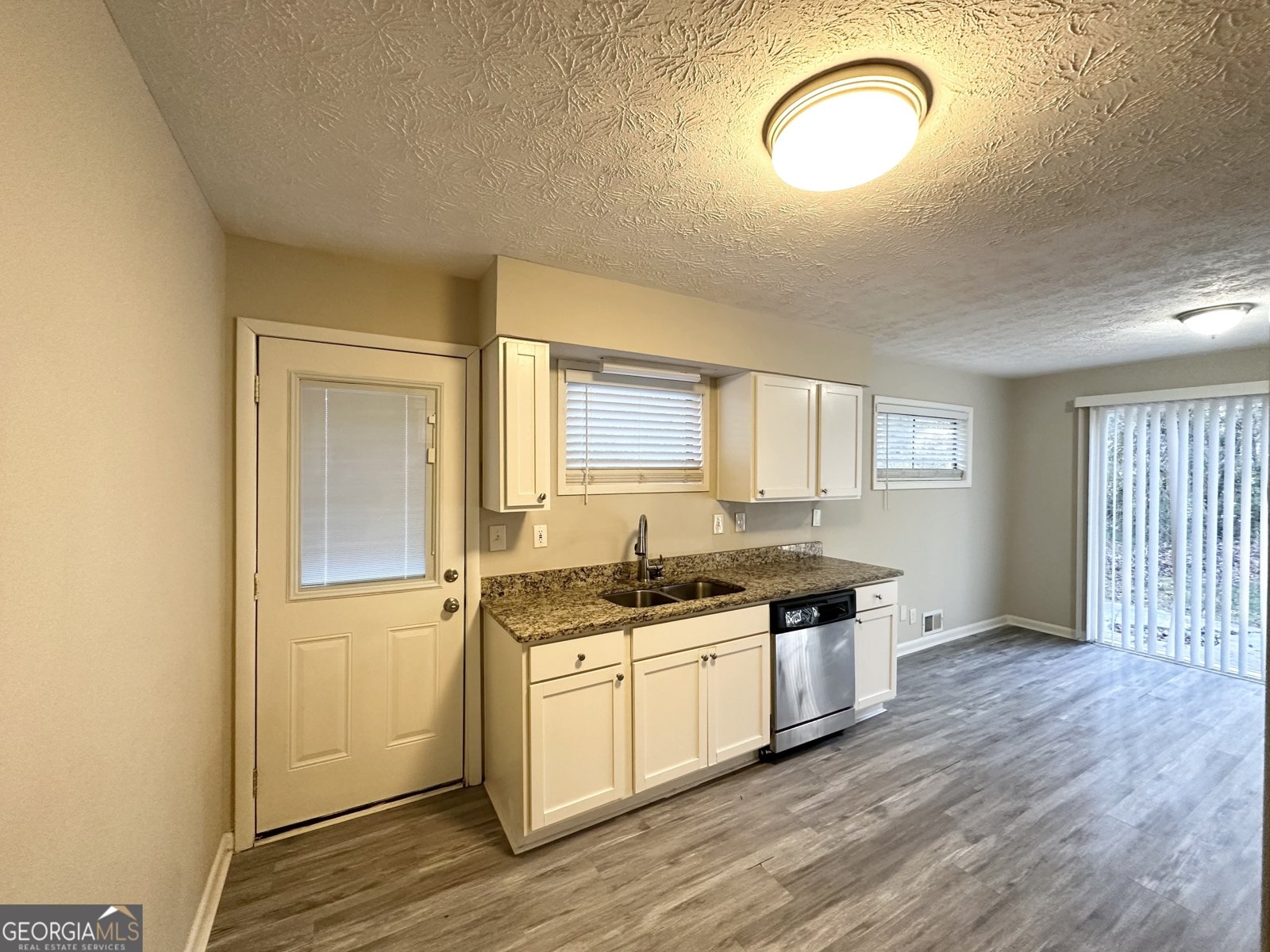 2302 Montrose Drive East Point - 3