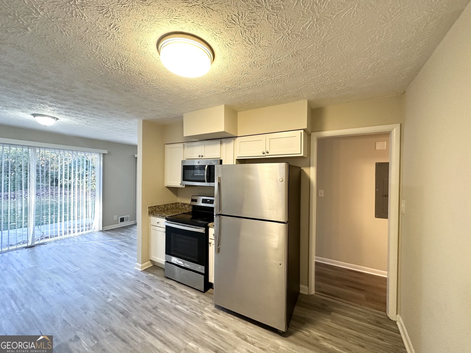2302 Montrose Drive East Point - 4