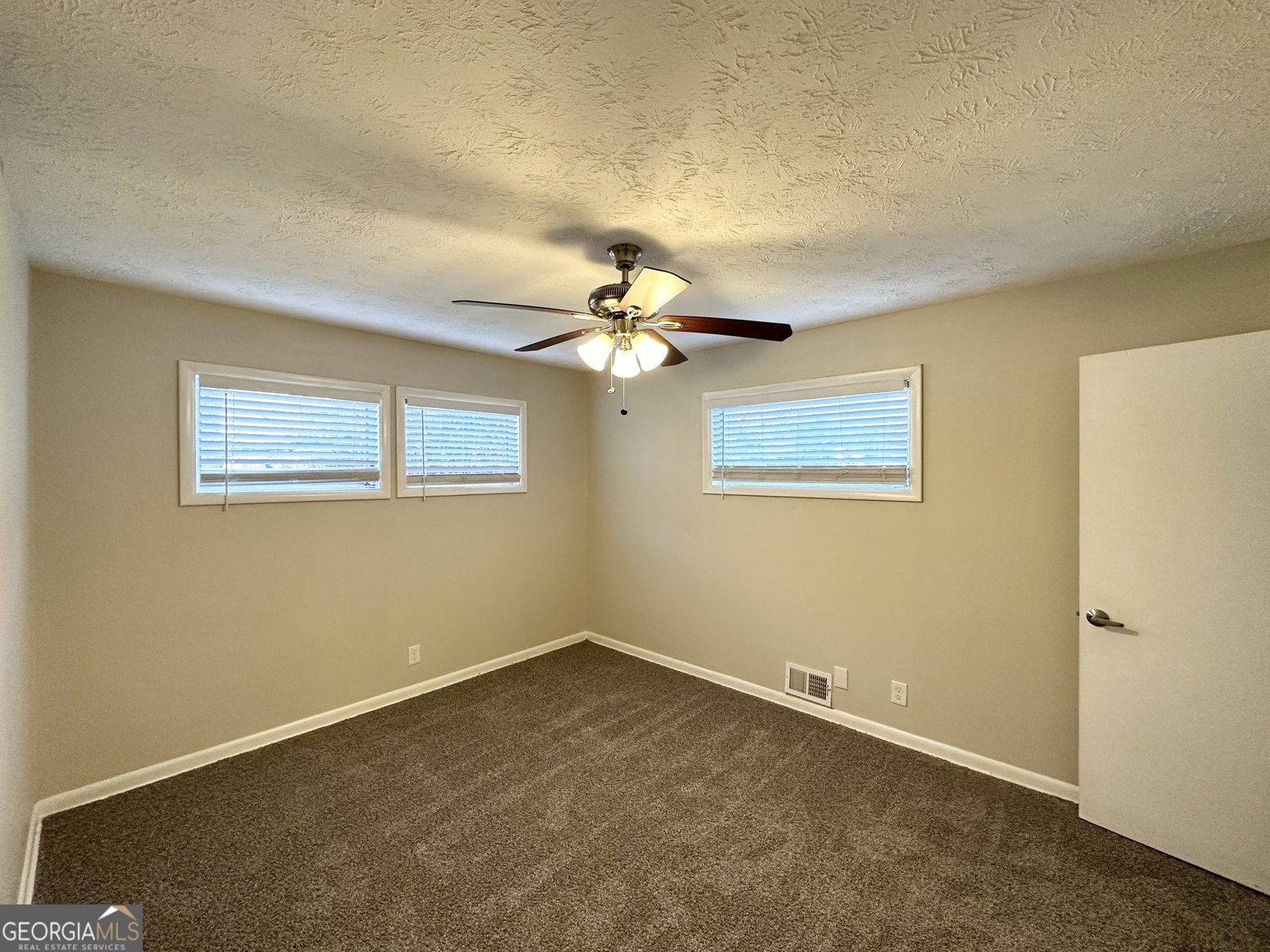 2302 Montrose Drive East Point - 8