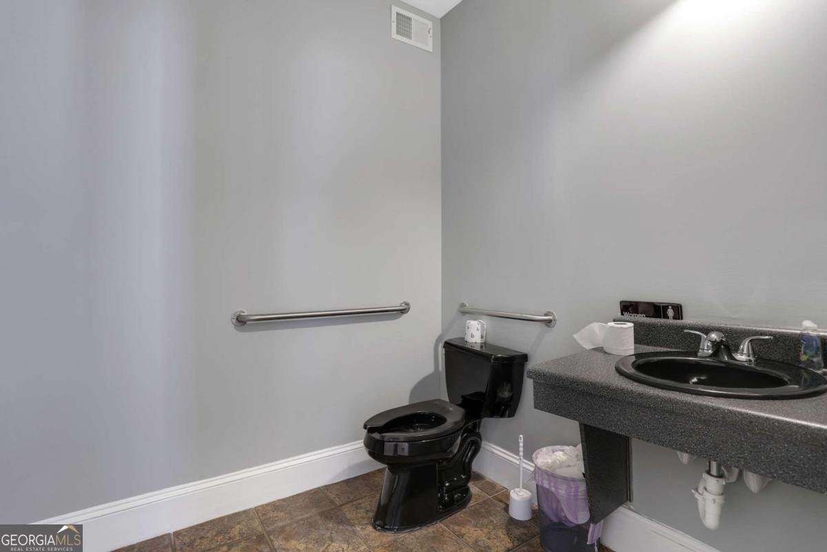 2700 Pine Tree Road Atlanta - 28