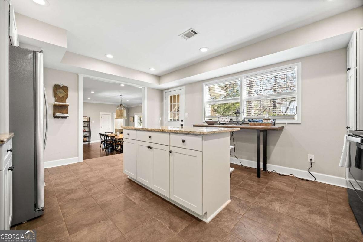 103 Cardinal Road White - 12