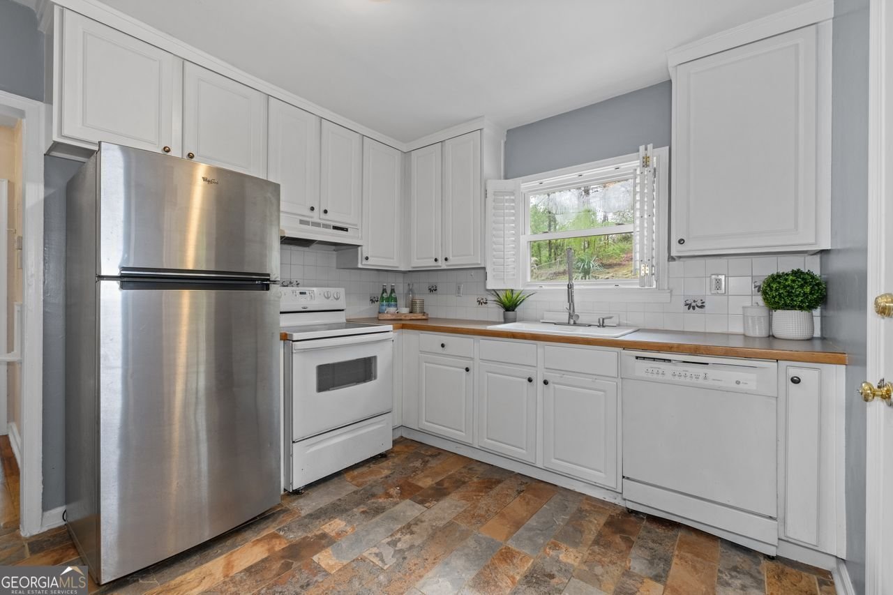 2597 Elsinore Street East Point - 17