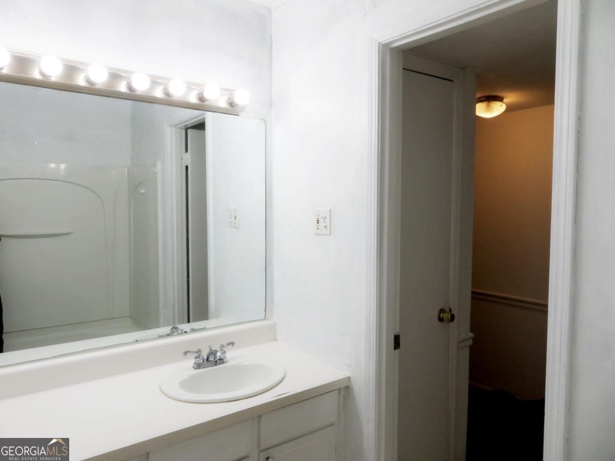 5586 Kingsport Drive Atlanta - 17