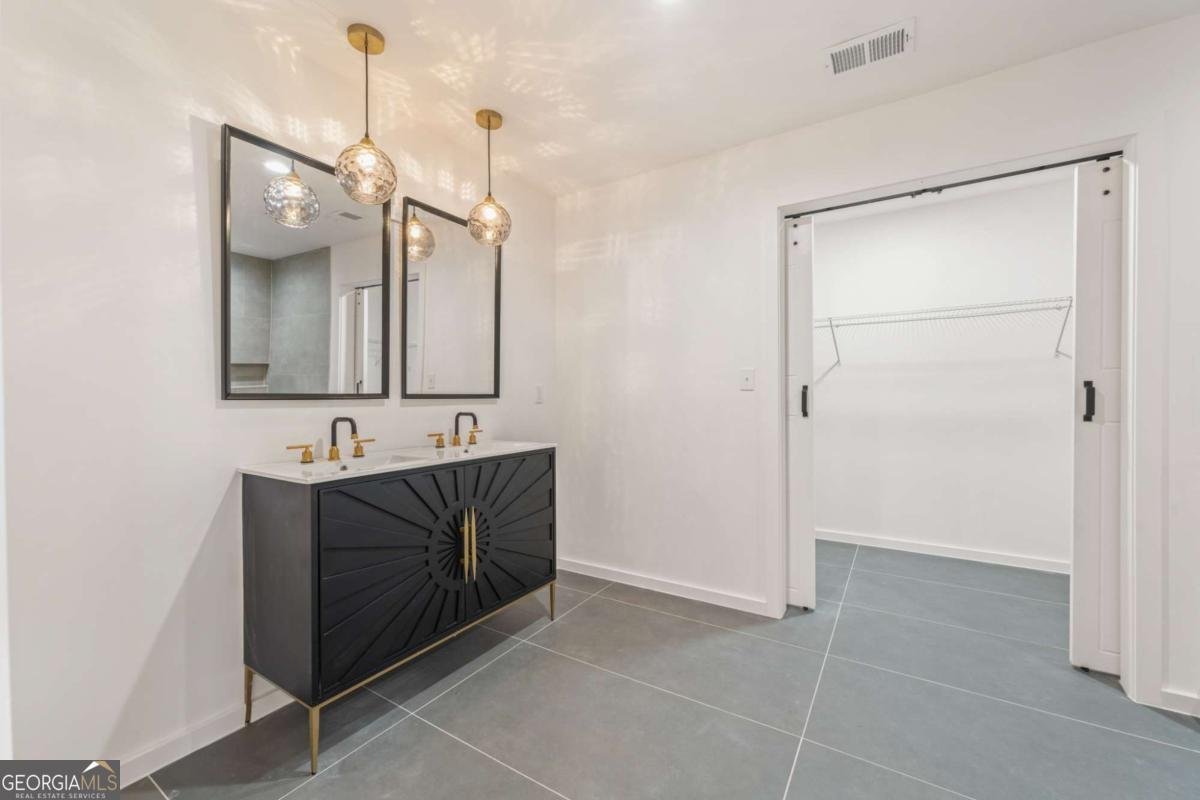 578 Center Hill Avenue Atlanta - 16