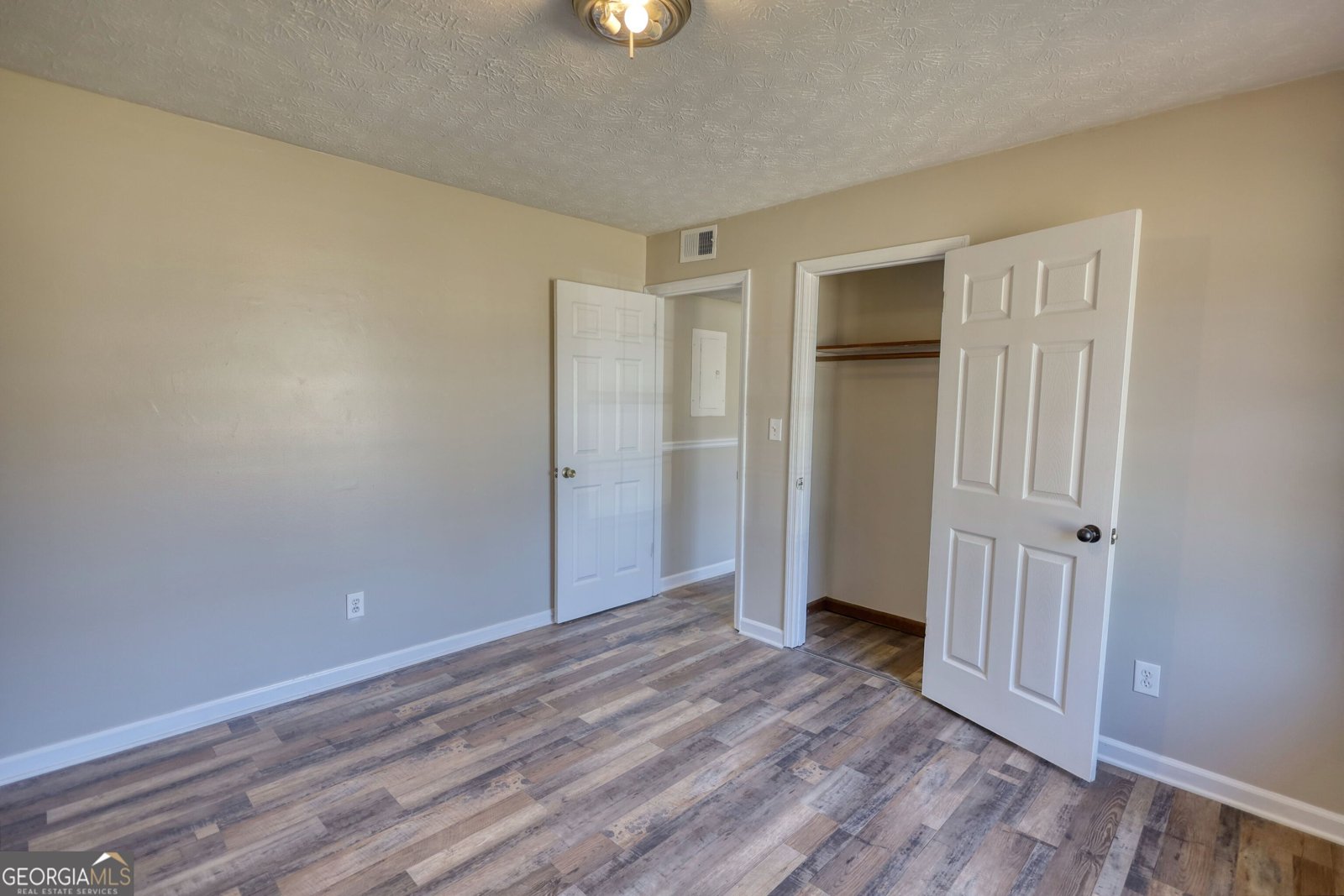 11 Grove Lane Hampton - 32