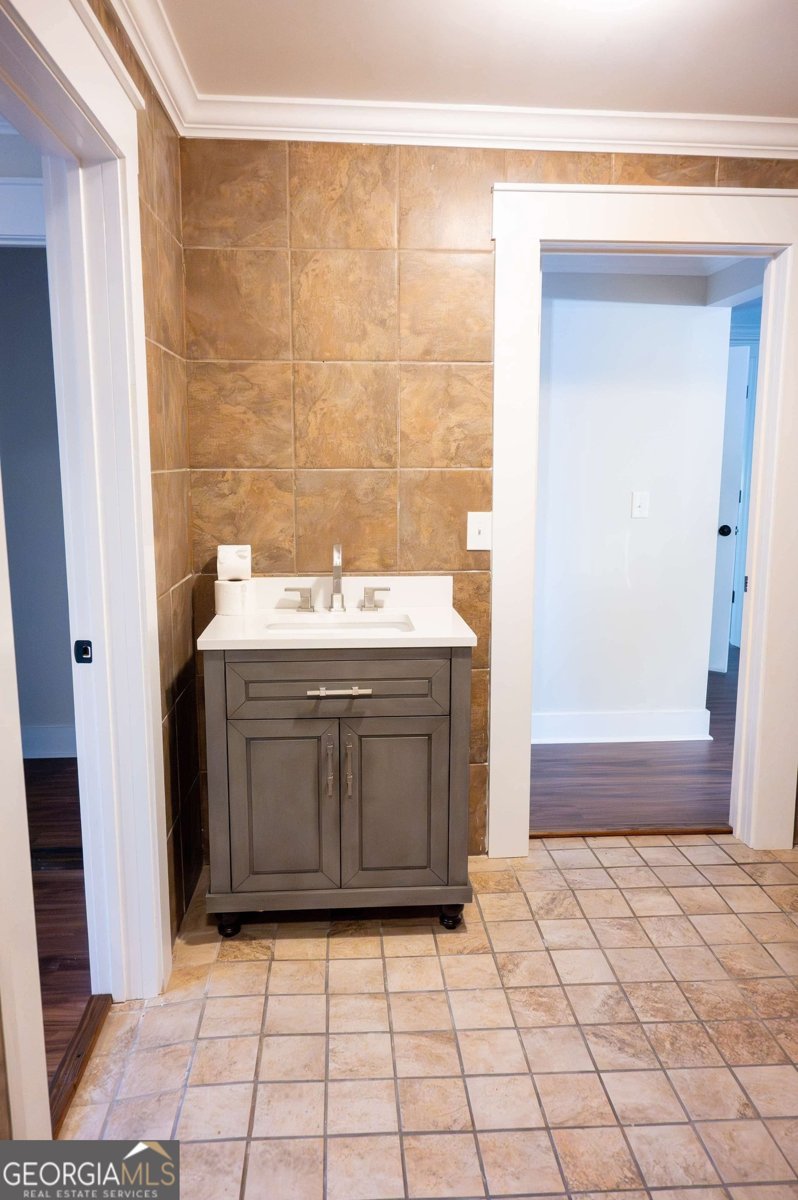 1533 W River Road Rhine - 28