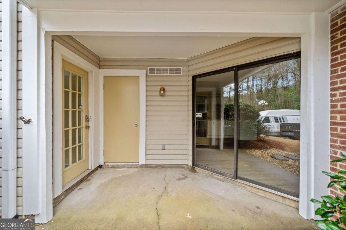 1379 KEYS LAKE Drive Brookhaven - 33