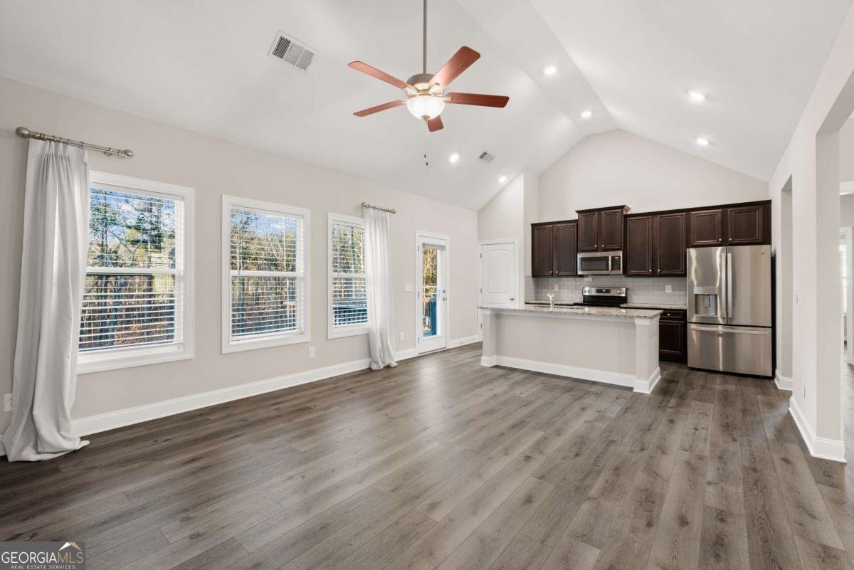 411 Spring Lake Hills White - 10