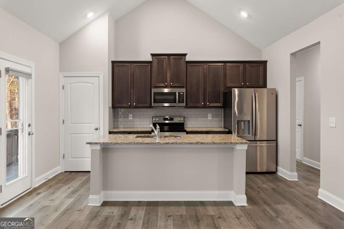 411 Spring Lake Hills White - 13