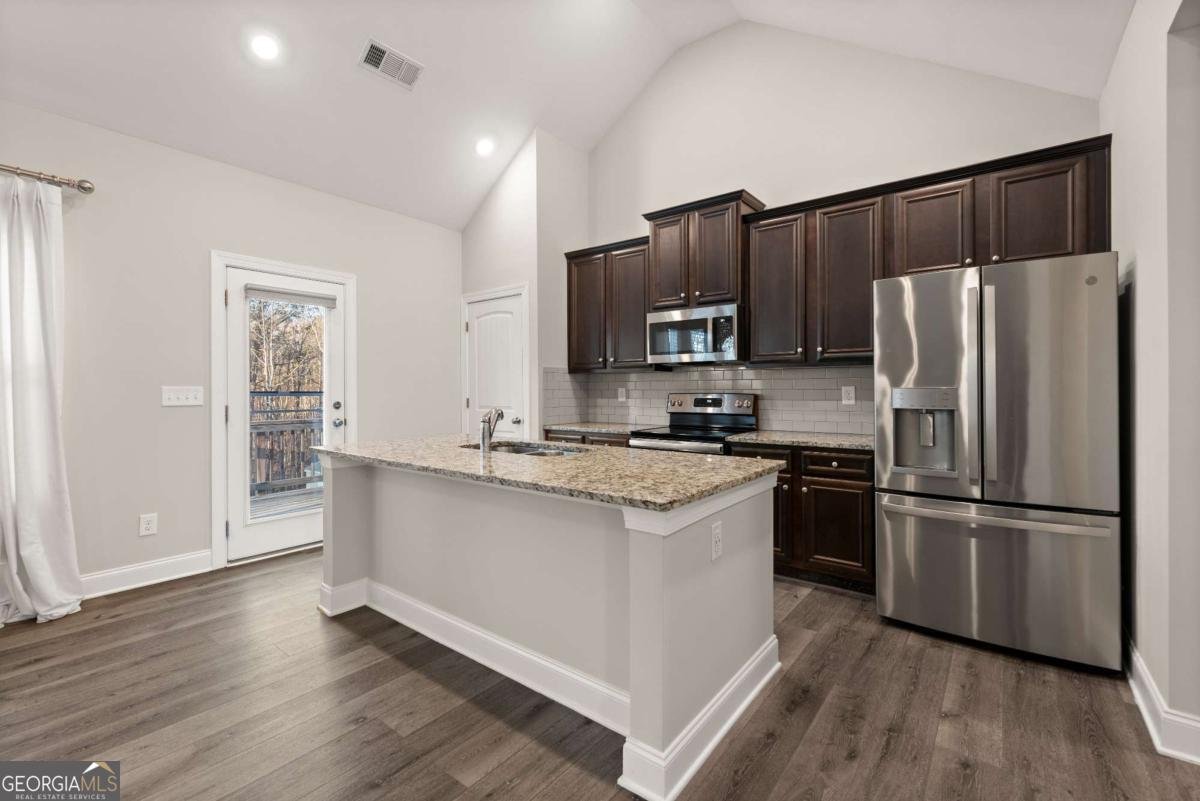 411 Spring Lake Hills White - 14