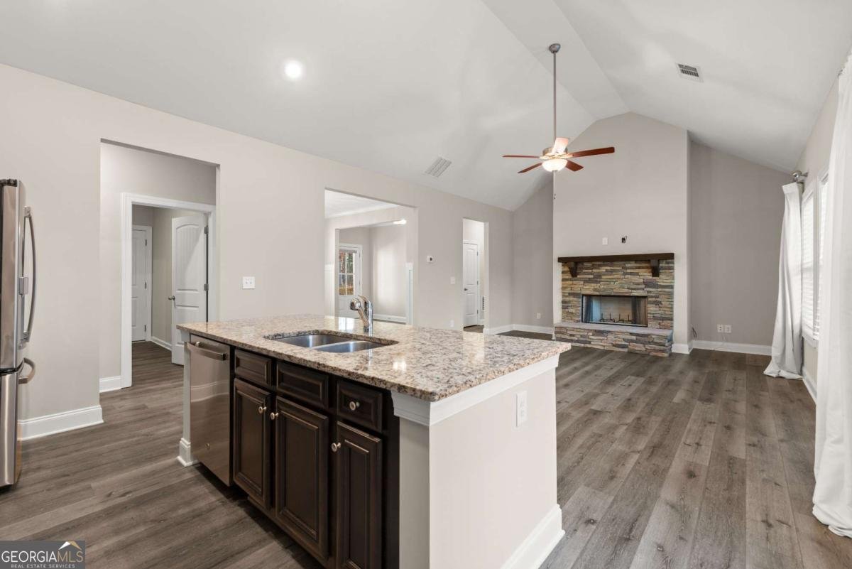 411 Spring Lake Hills White - 15