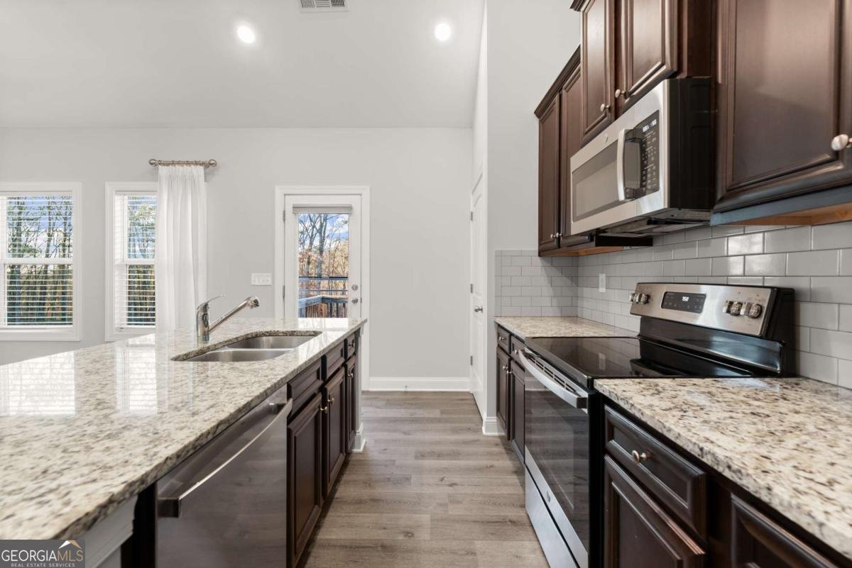 411 Spring Lake Hills White - 16