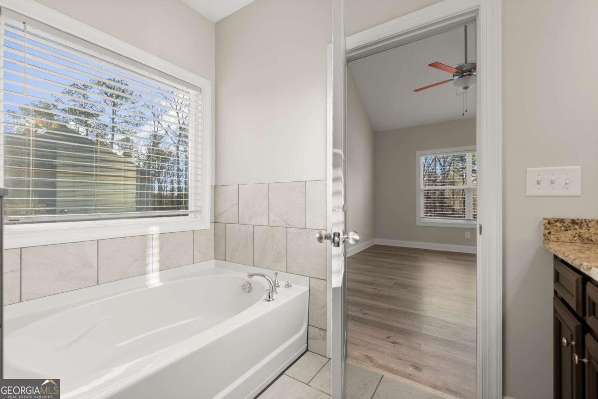 411 Spring Lake Hills White - 24
