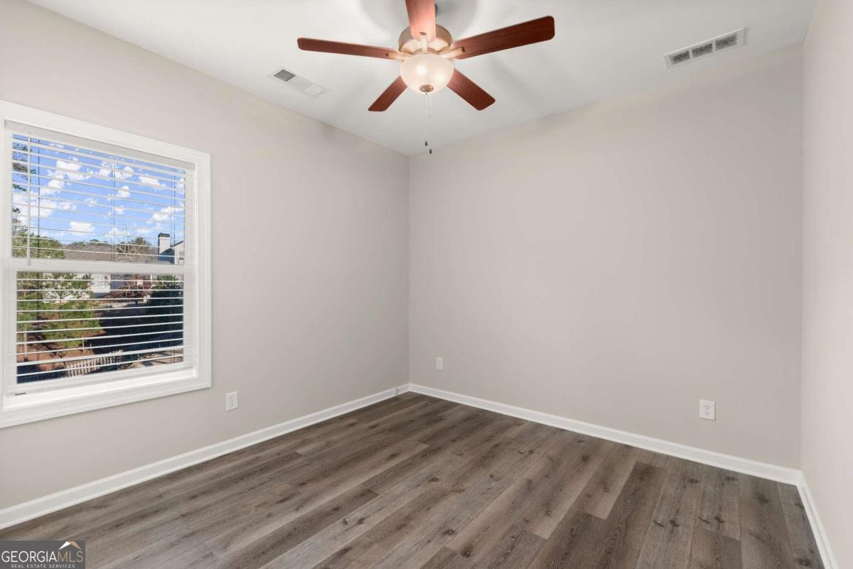 411 Spring Lake Hills White - 31
