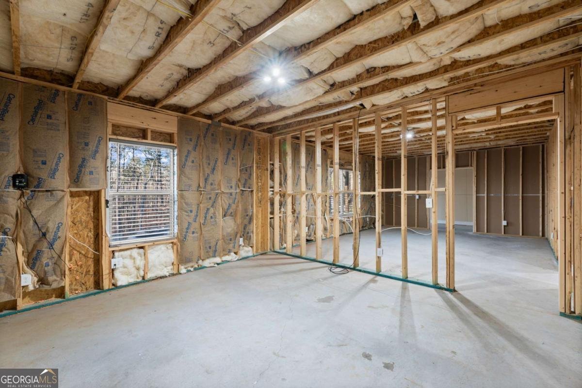 411 Spring Lake Hills White - 37