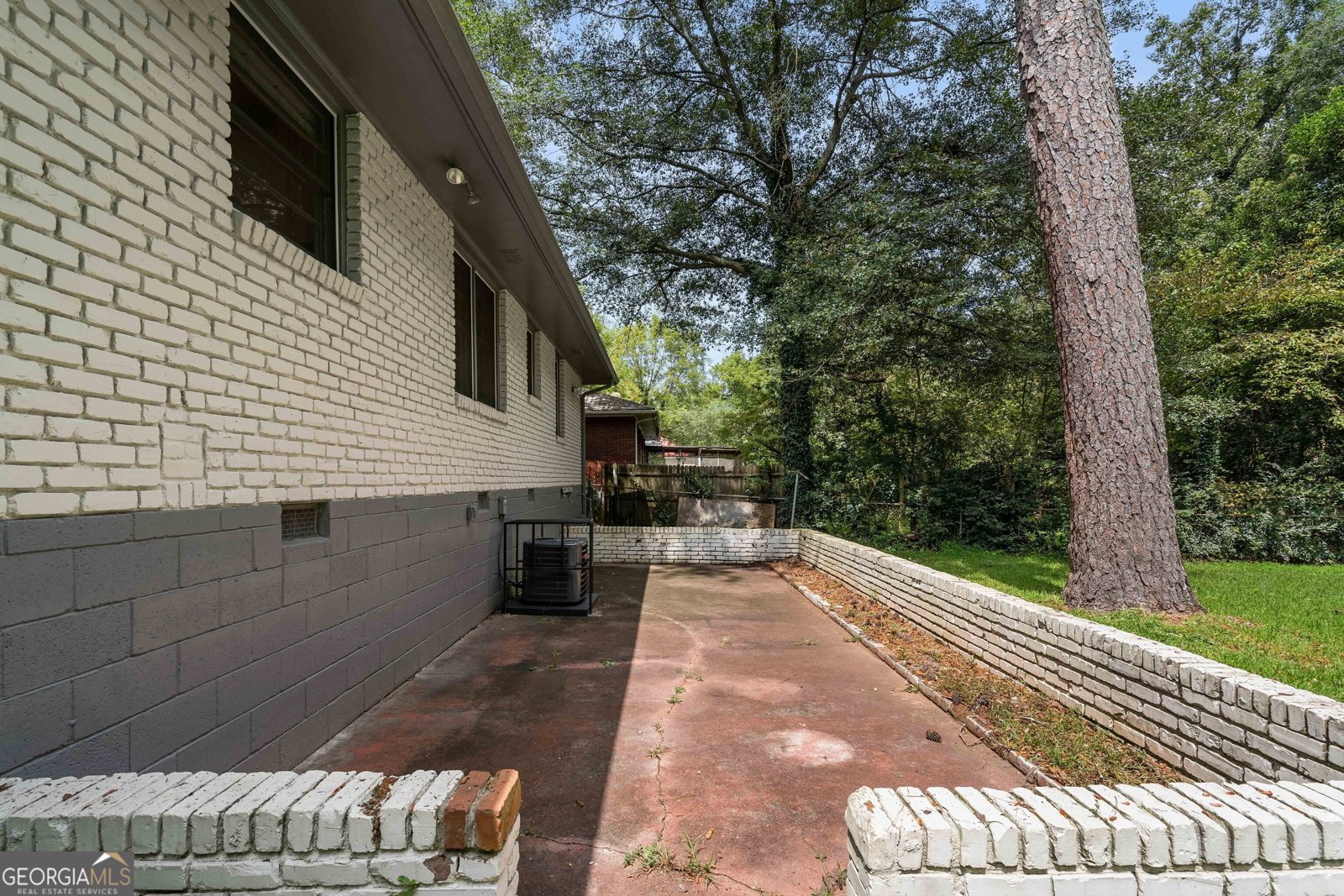 2462 Macon Drive Atlanta - 22