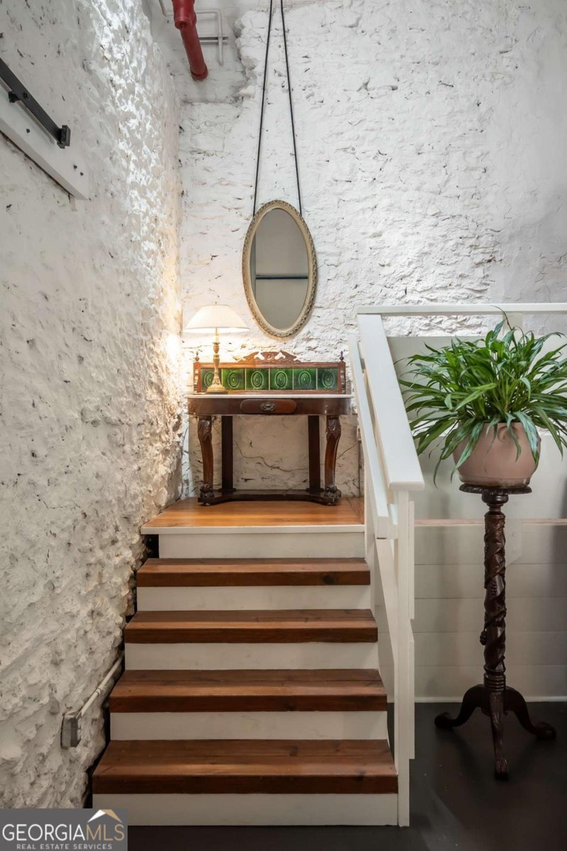 585 White Circle Athens - 39