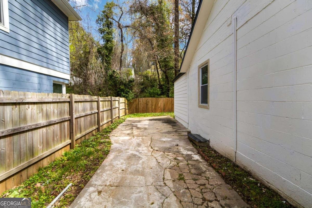1318 Graymont Drive Atlanta - 22