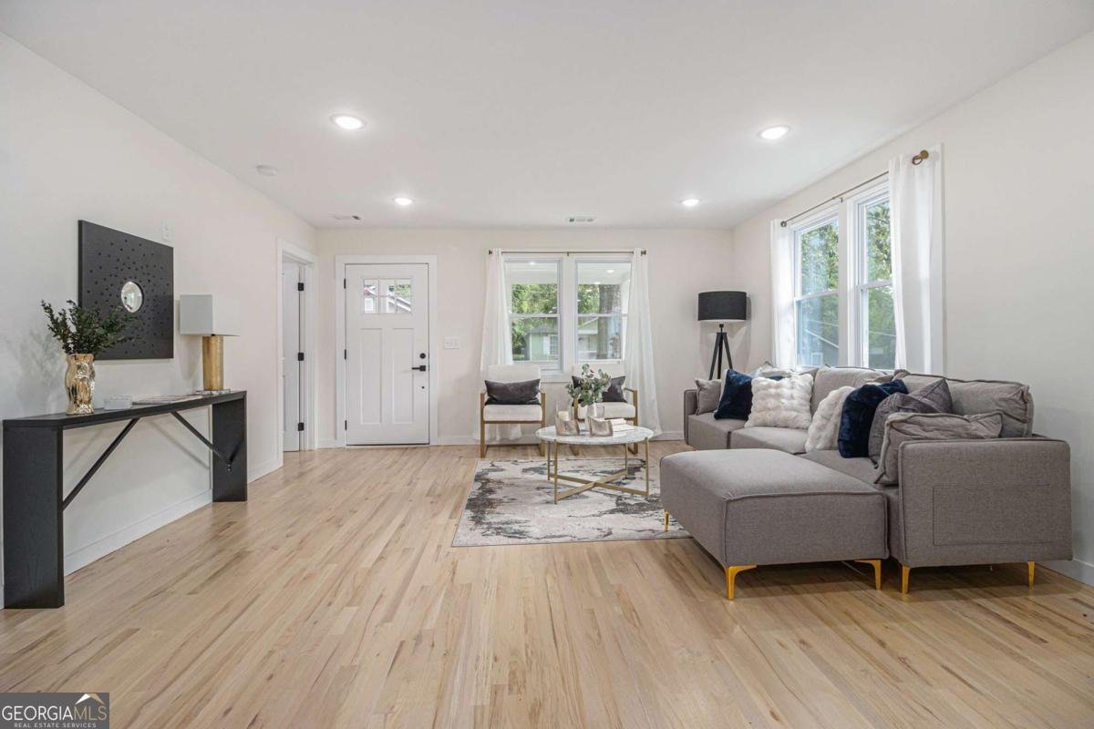 176 RHODESIA Avenue Atlanta - 6