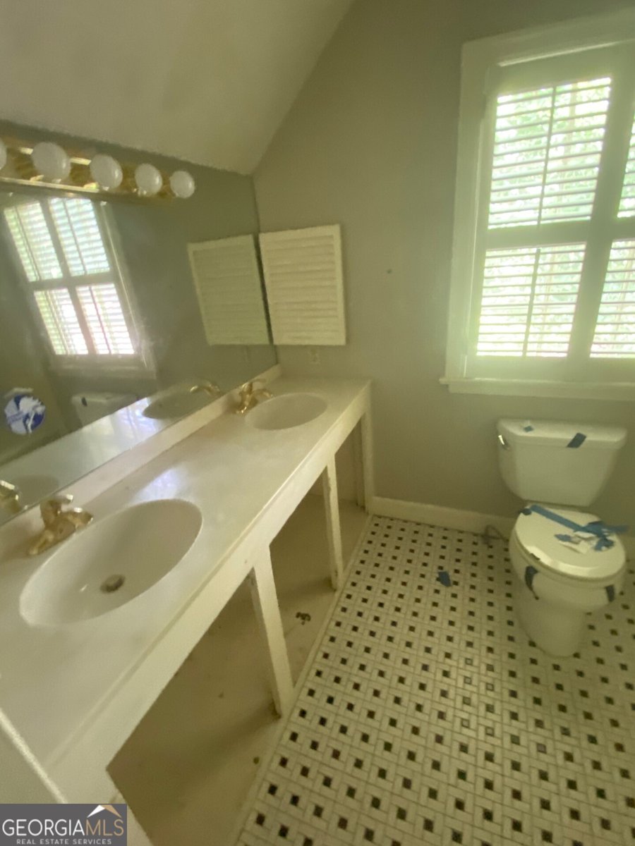 1218 Nottingham Drive Macon - 37