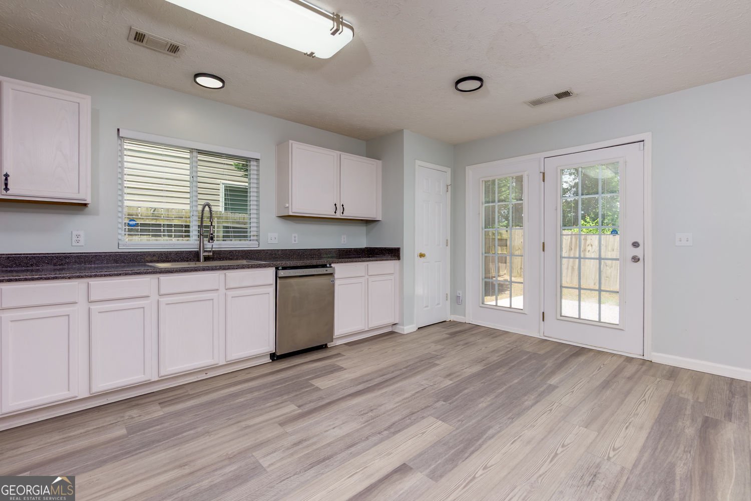 301 Silver Spring Street Dallas - 16