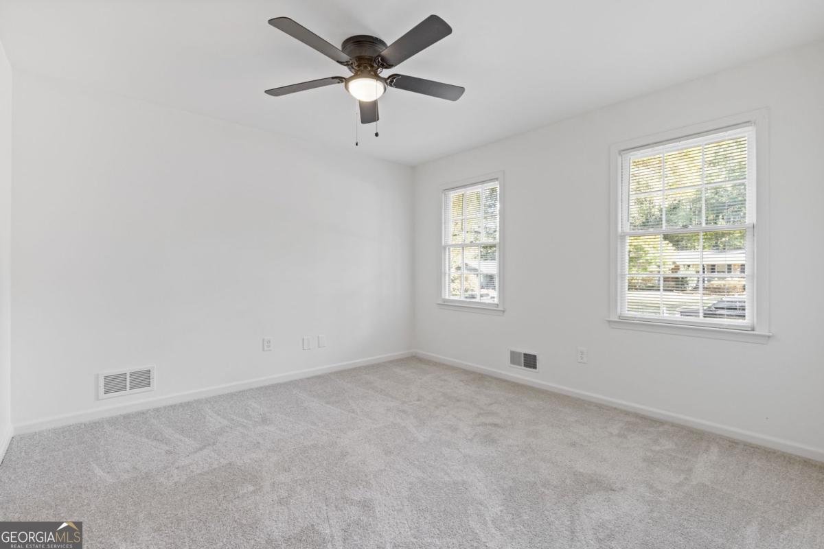 4045 White Oak Lane Lilburn - 27