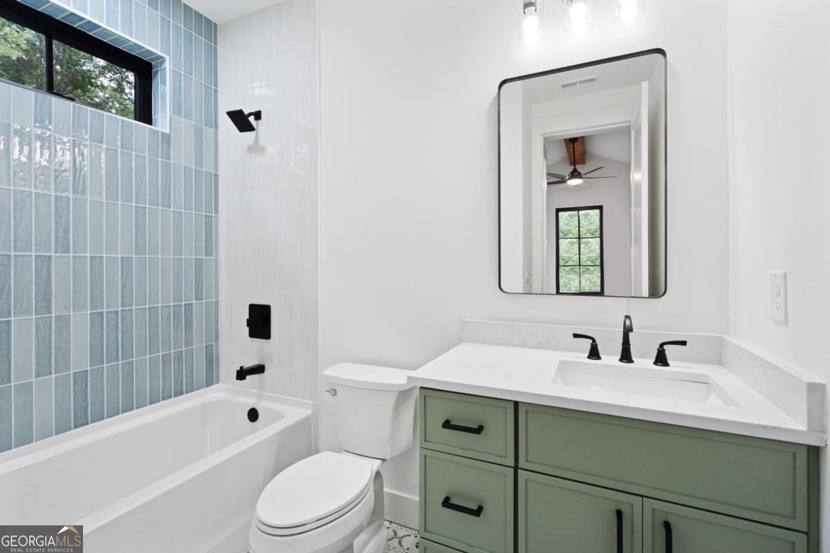 2595 Grassview Drive Milton - 38