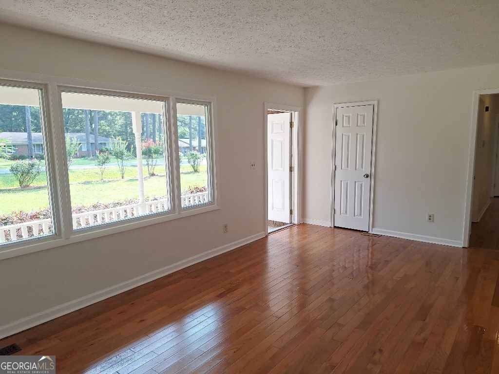 1261 Glenn Carrie Road Hull - 2