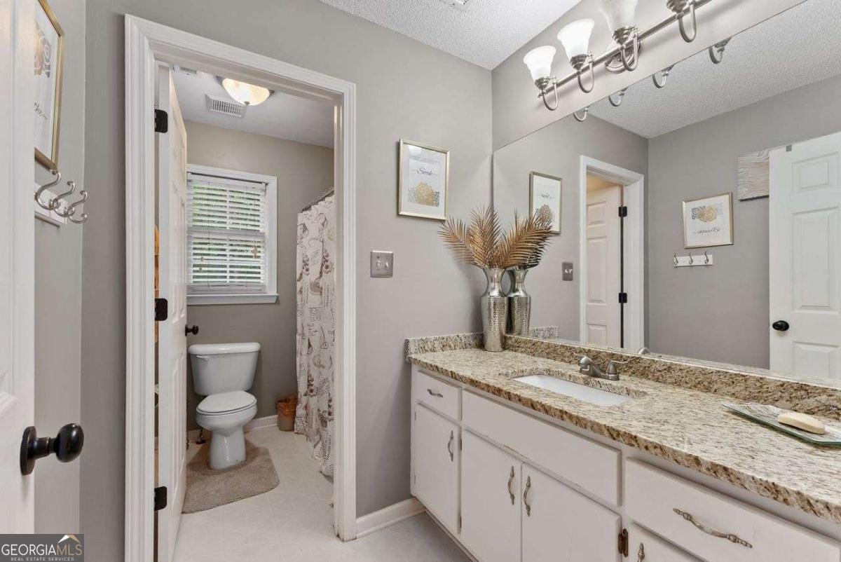 76 BARRINGTON FARMS Parkway Sharpsburg - 16