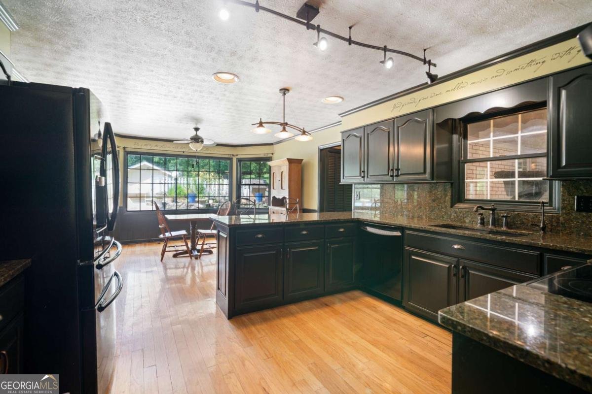 400 Simpson Road White - 14