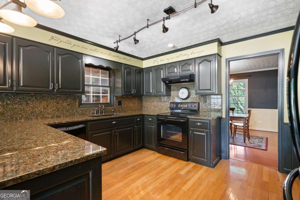 400 Simpson Road White - 15