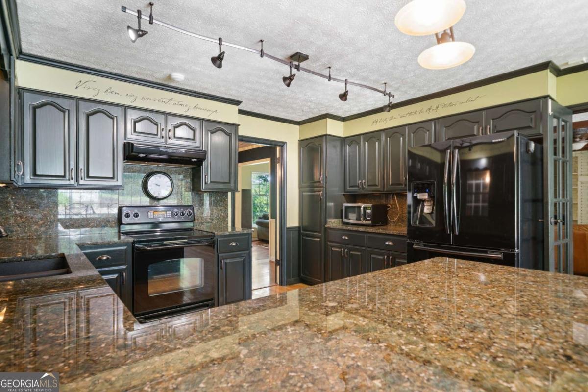 400 Simpson Road White - 16