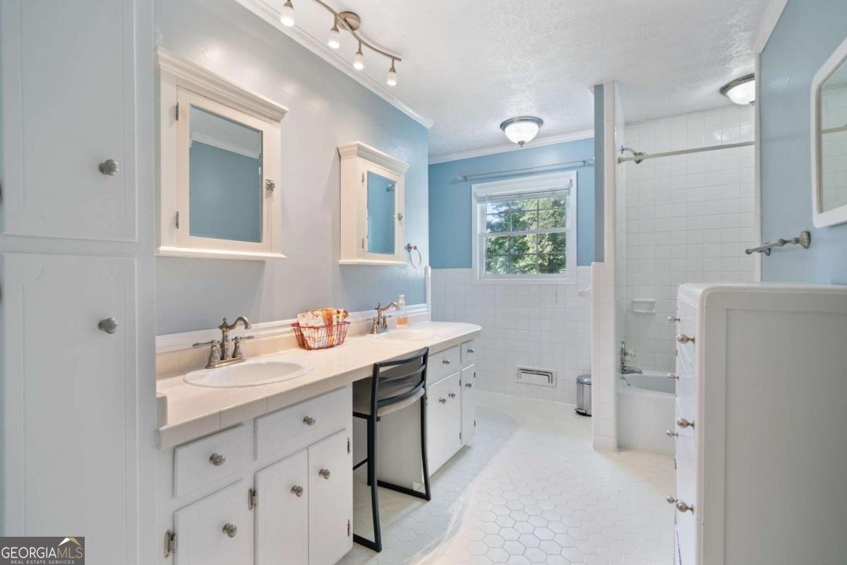 400 Simpson Road White - 9