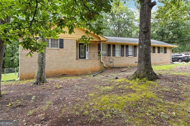 574 HORSESHOE Circle Lilburn - 2