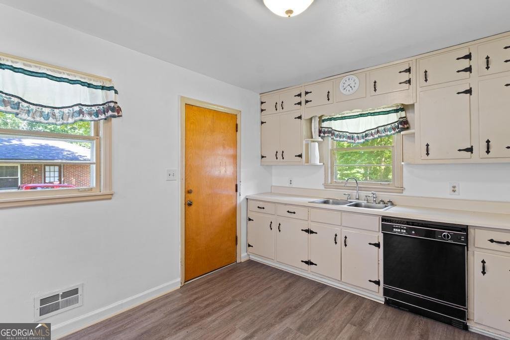1070 Elaine Drive Forest Park - 10