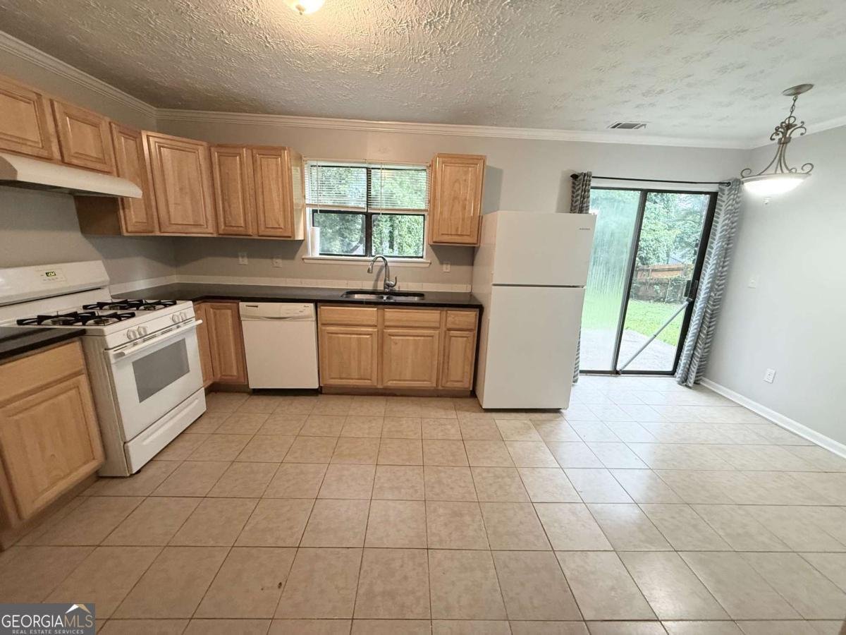 1081 Forest Path Stone Mountain - 4
