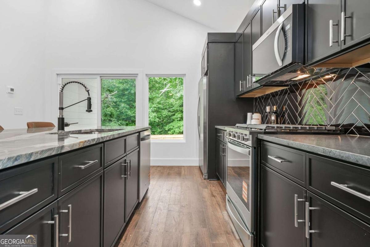 587 Woods Drive Atlanta - 23