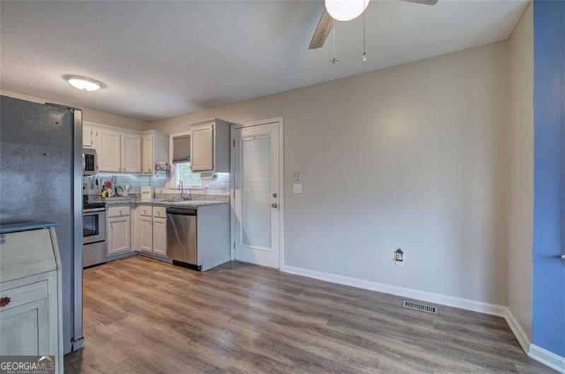 80 BROADLANDS Drive White - 16