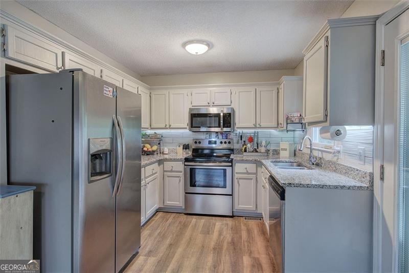 80 BROADLANDS Drive White - 21