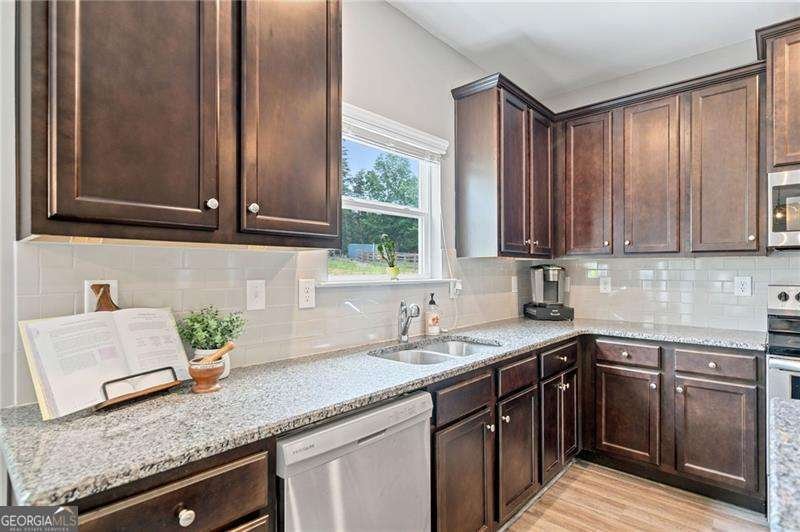 31 Village Trace Rydal - 12