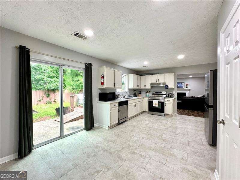 5223 HOLLYFIELD Drive Stone Mountain - 6