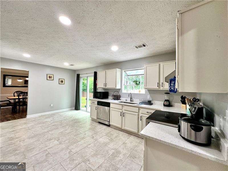 5223 HOLLYFIELD Drive Stone Mountain - 7