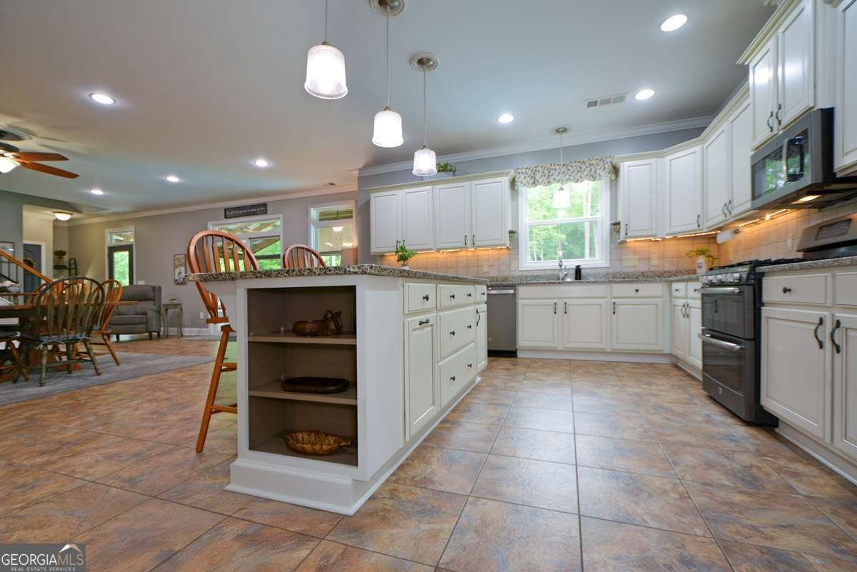 188 A Macedonia Road White - 39