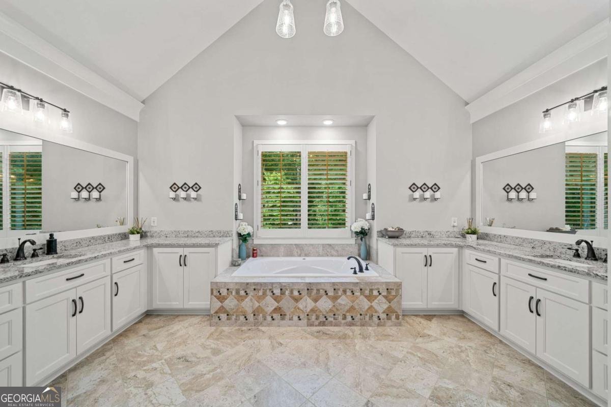 208 Wilshire Terrace White - 21