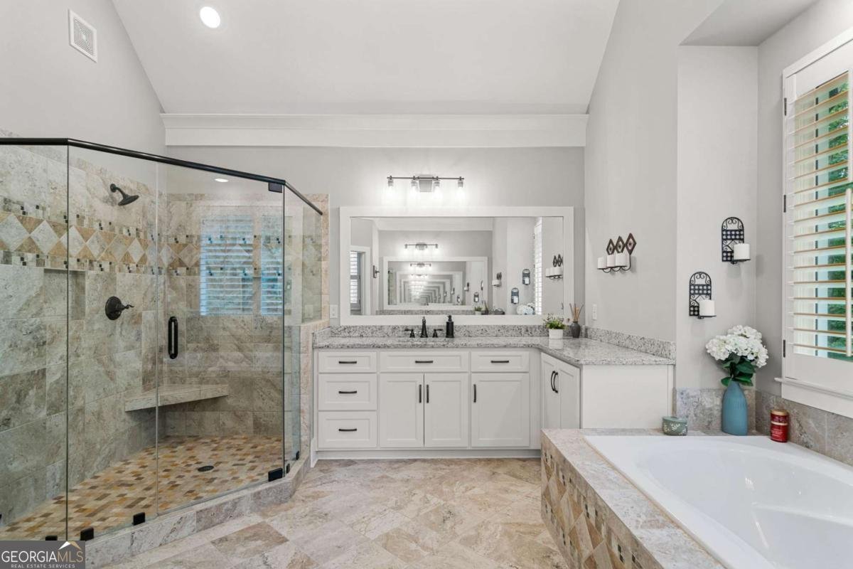 208 Wilshire Terrace White - 22