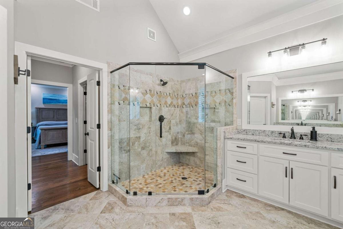 208 Wilshire Terrace White - 23