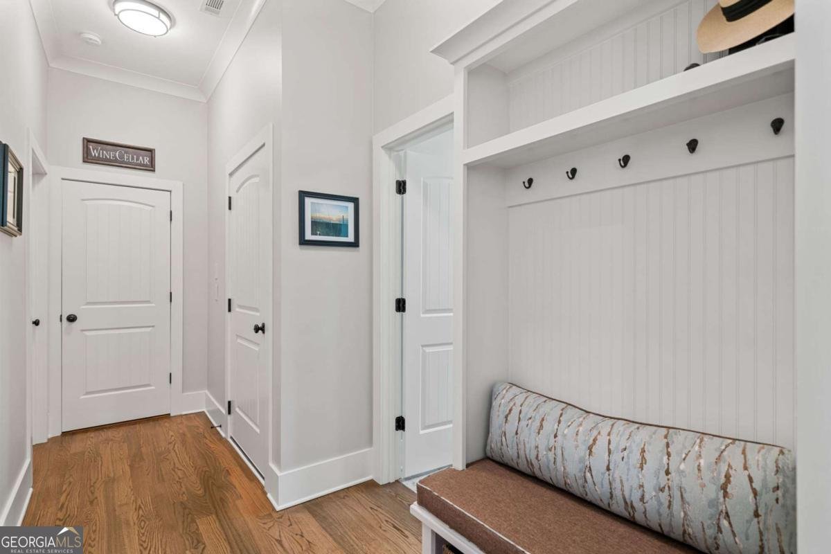 208 Wilshire Terrace White - 24