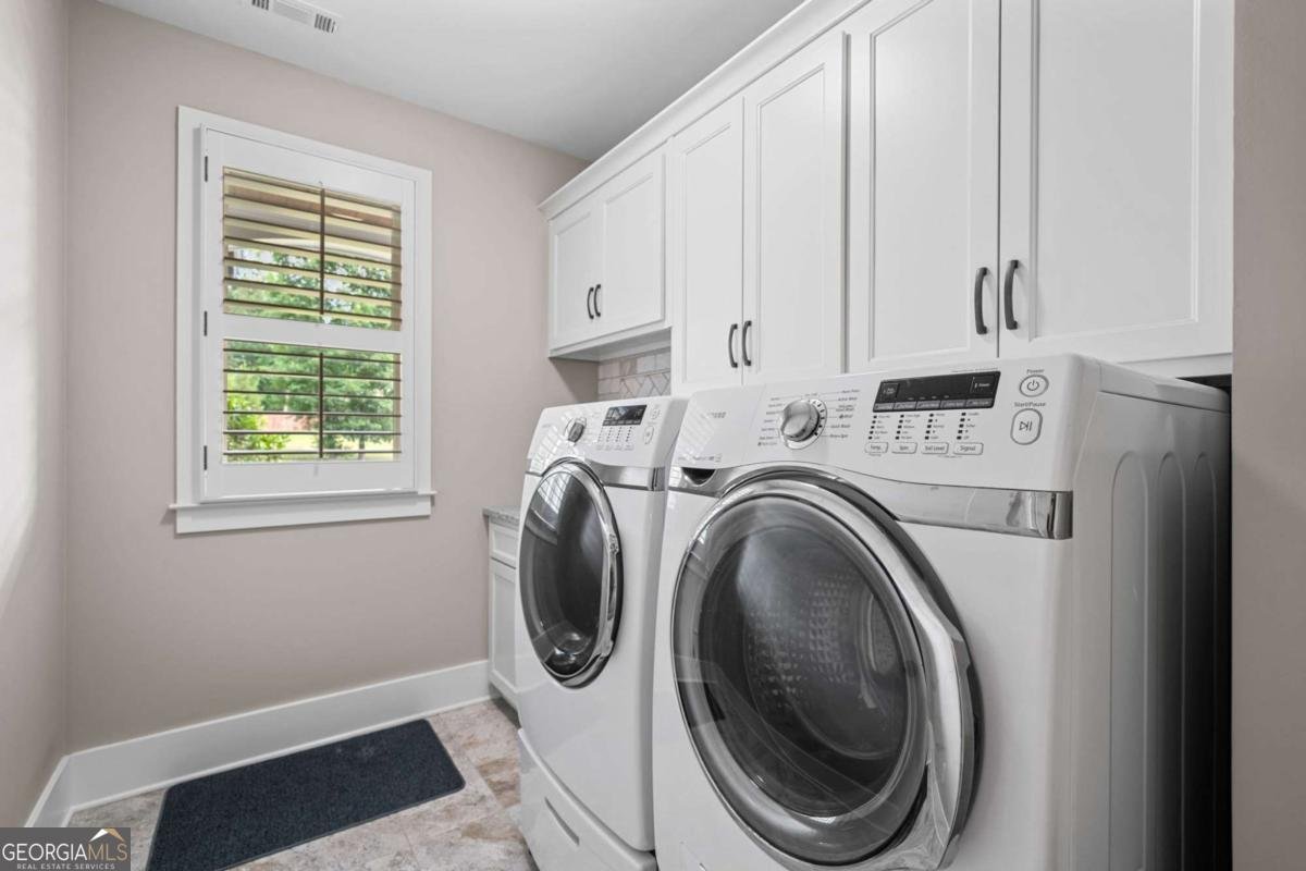 208 Wilshire Terrace White - 25