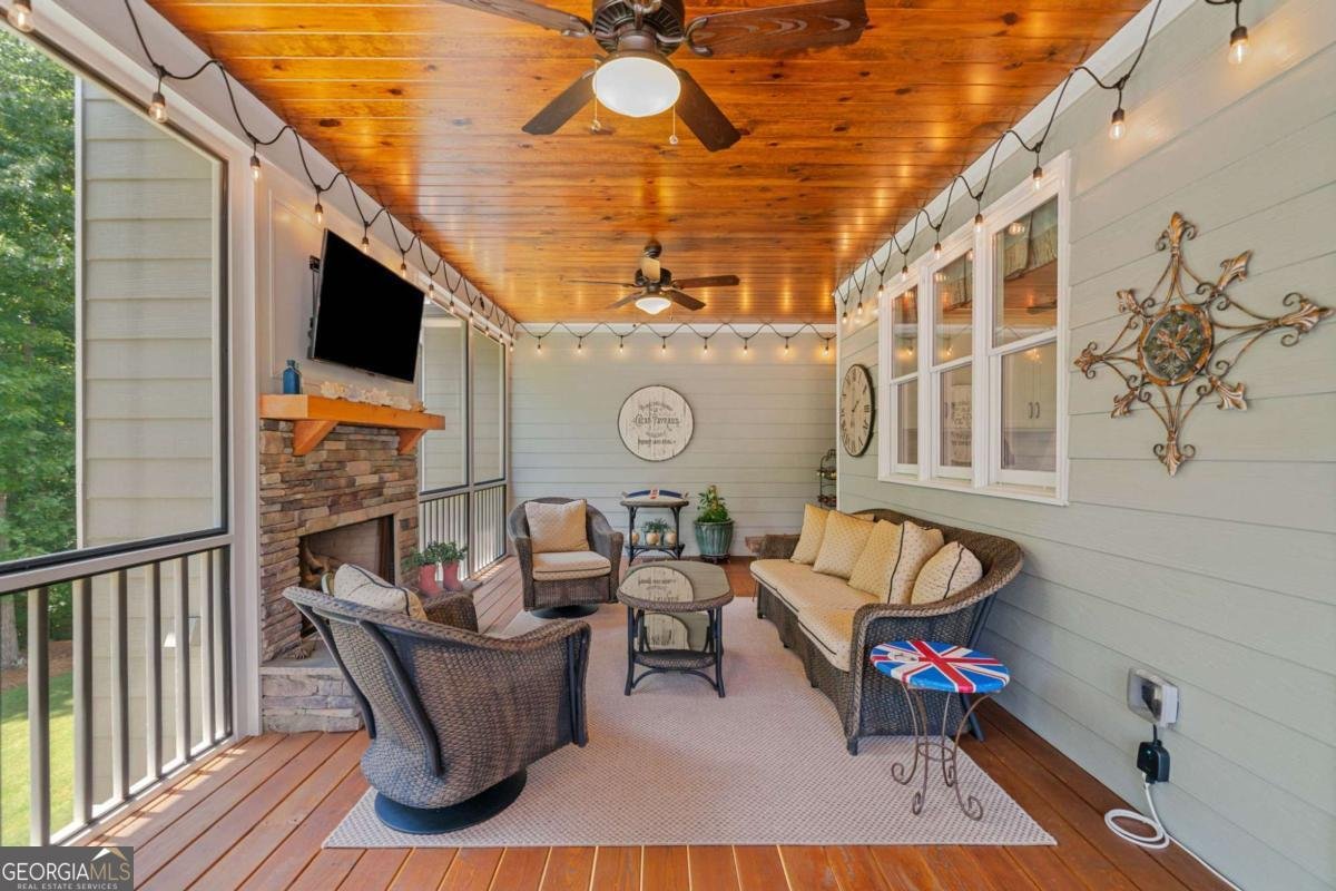 208 Wilshire Terrace White - 32
