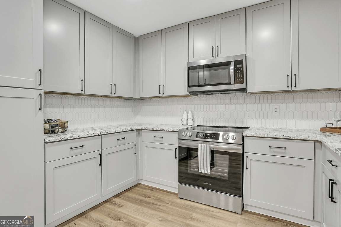 9 Van Nuys Boulevard Savannah - 11